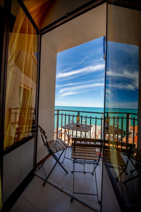 Camera Tripla con Vista Mare