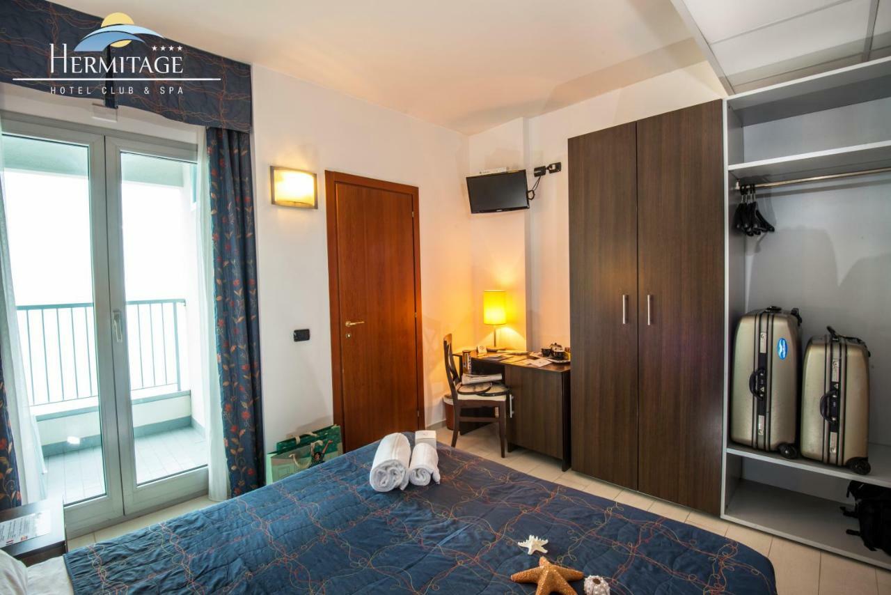 Camera Junior – 12° piano, piccolo balcone e vista mare frontale
