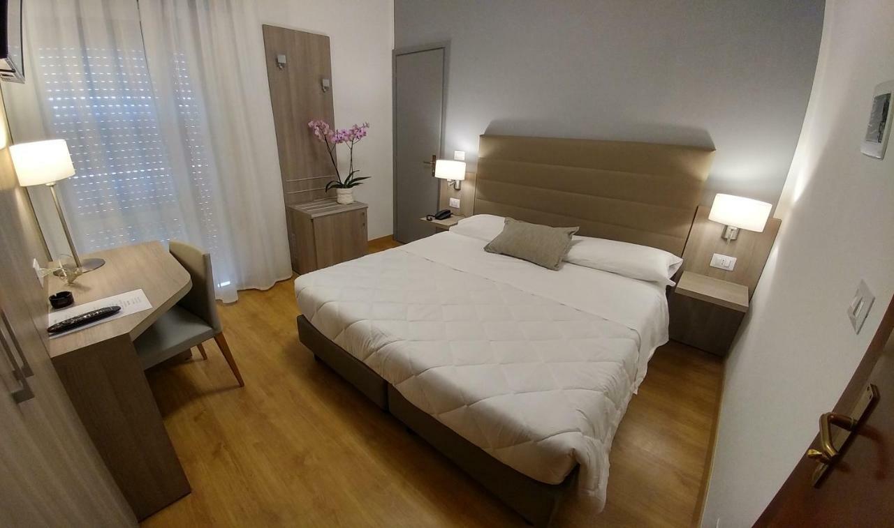 Camera Matrimoniale/Doppia con Letti Singoli con Vista Mare Parziale