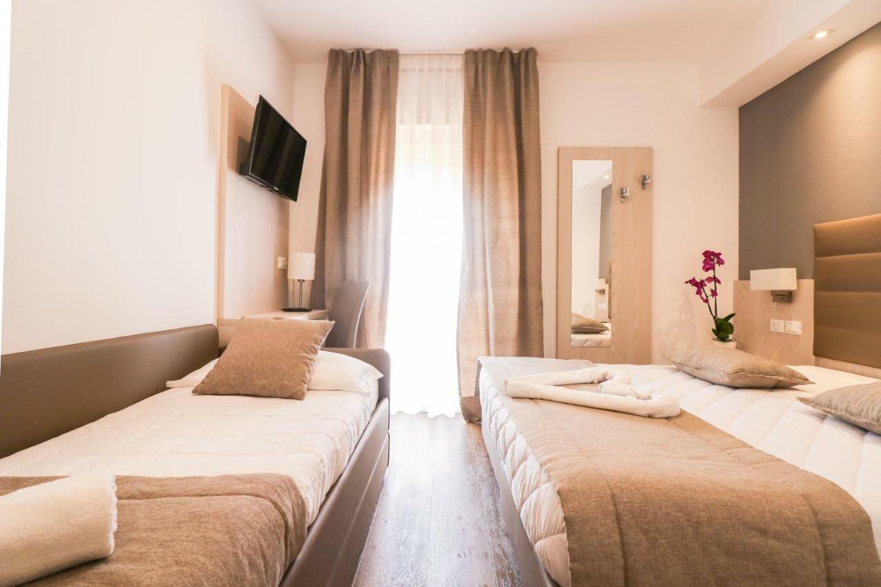 Camera Tripla con Vista Mare Parziale