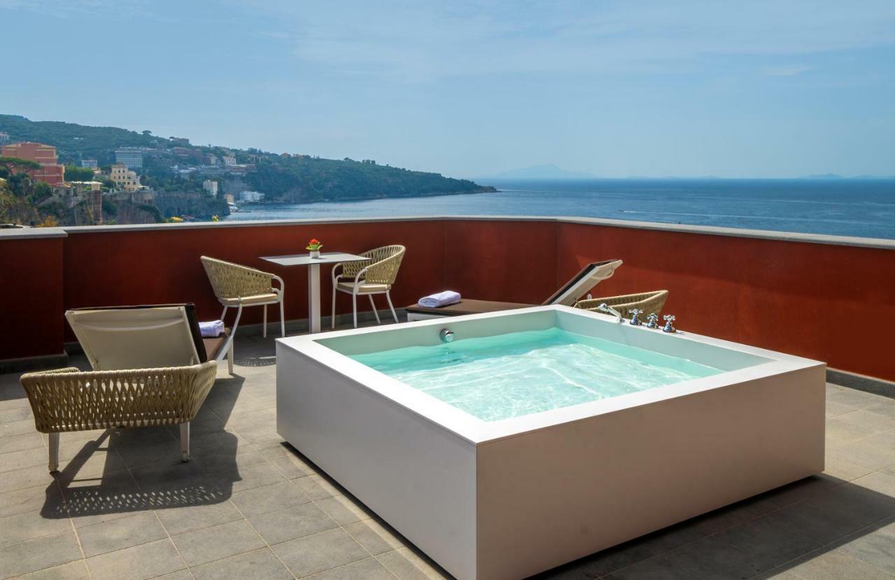 Junior Suite Deluxe con Vista Mare e Vasca Idromassaggio Esterna
