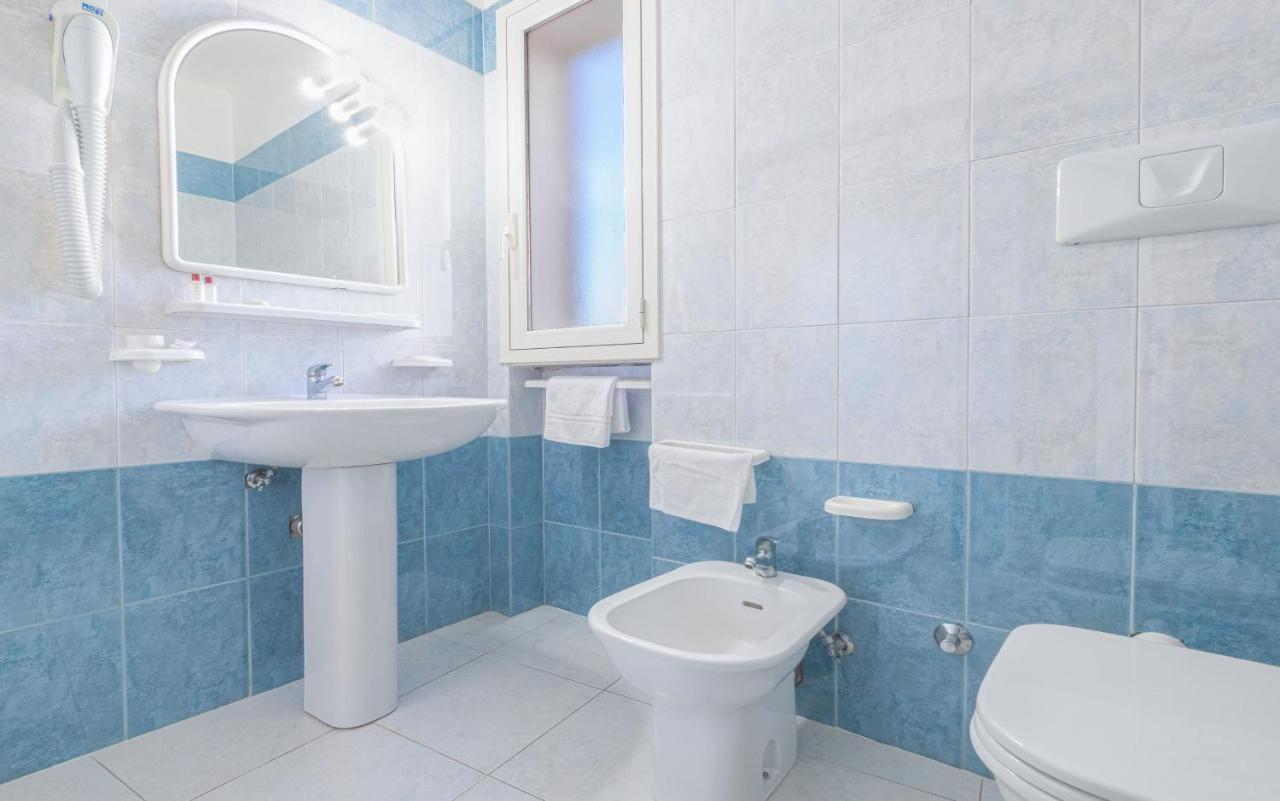 Standard Triple Room,985576711:JPEG