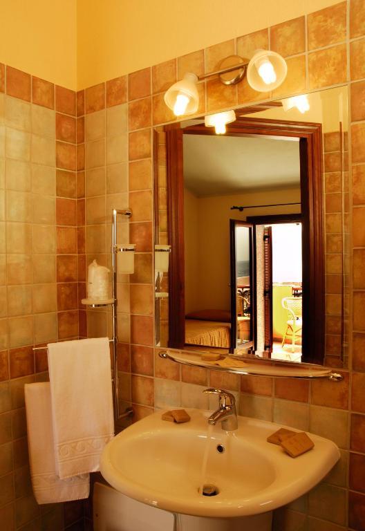 Double Room with Balcony and Sea View,408442485:JPEG