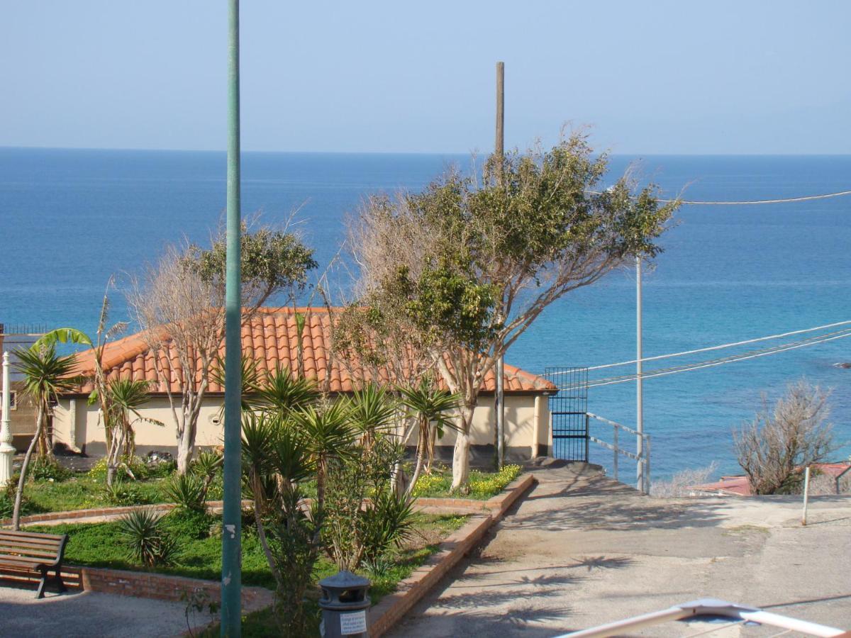 Camera Matrimoniale con Balcone e Vista Mare