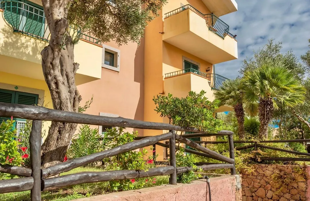 Residence con piscina a Santa Teresa di Gallura-1