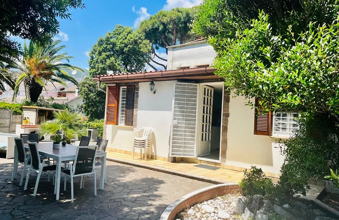 Villa GREG stupenda location sulla spiaggia con accesso diretto al mare-1