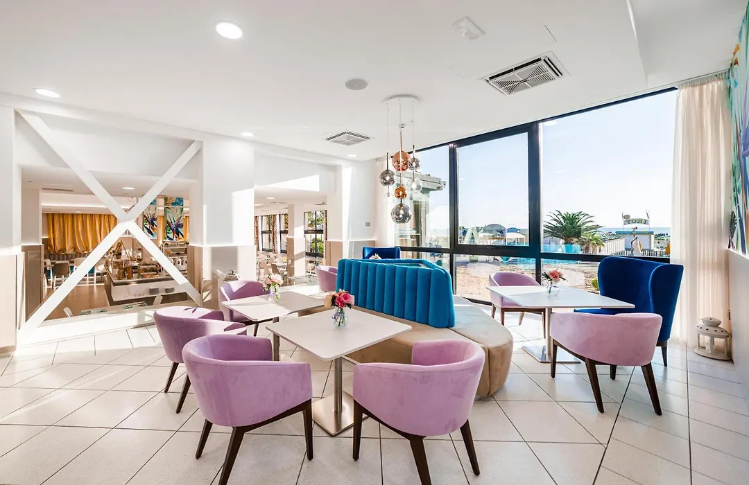 Hotel Ariane - Beachfront, Xxl Breakfast & Sea View-1