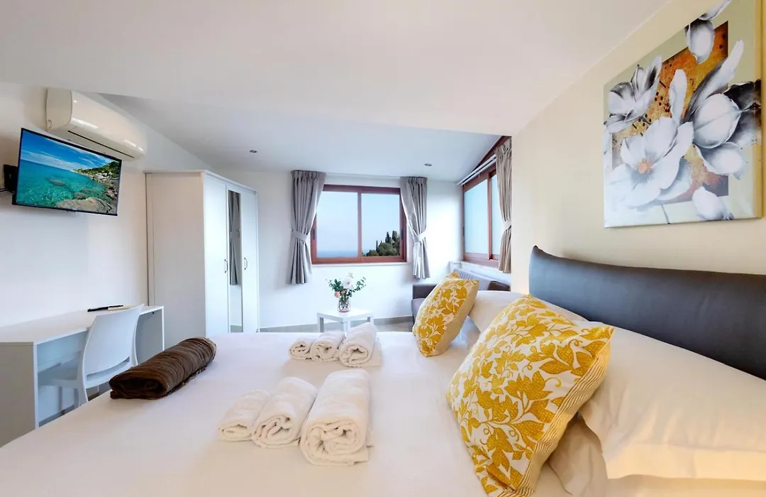 Tauromenion Guest House-1