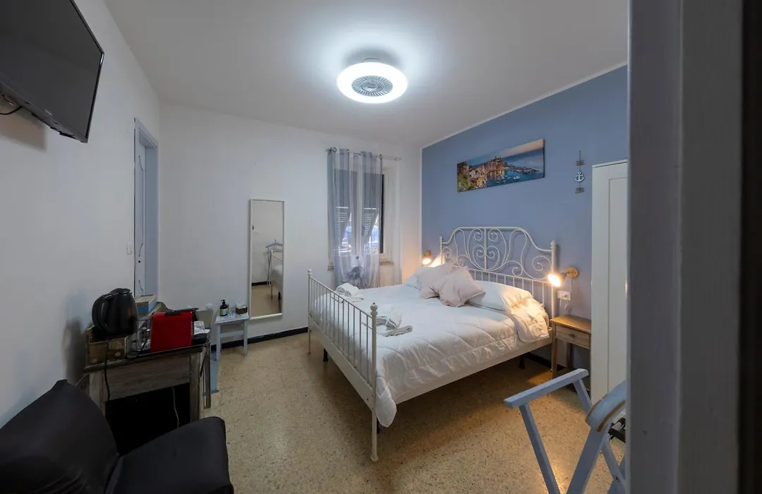 Pippo a Vernazza Rooms-1