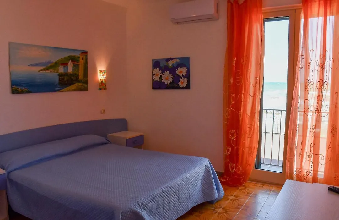 Vela Club Hotel & Appartamenti-1