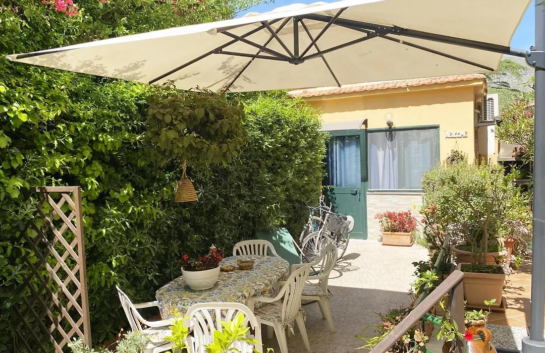 Il Giardino di Laura Private Rooms Mondello-1