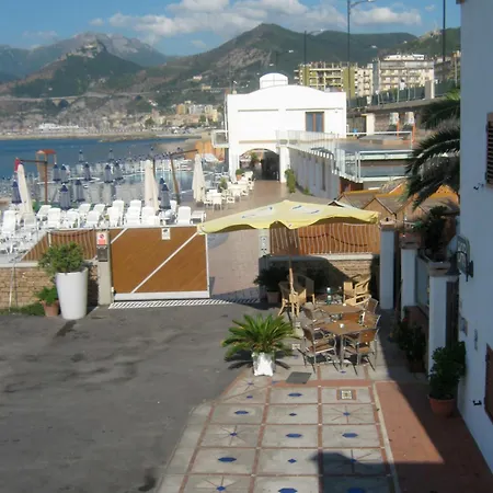 Beach Hotel 14Leoni B&B-3