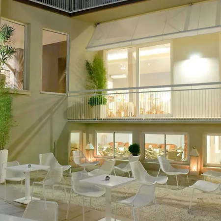 HOTEL TRIONFAL - Fronte Mare - Vicinissimi al Centro-3