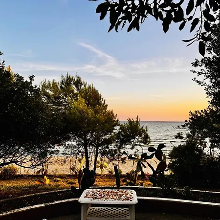 Villa GREG stupenda location sulla spiaggia con accesso diretto al mare-3