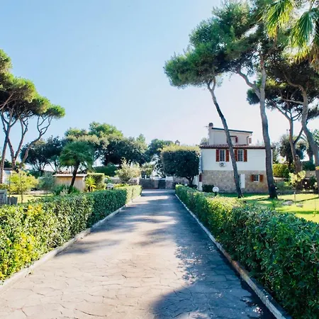 Villa GREG stupenda location sulla spiaggia con accesso diretto al mare-2