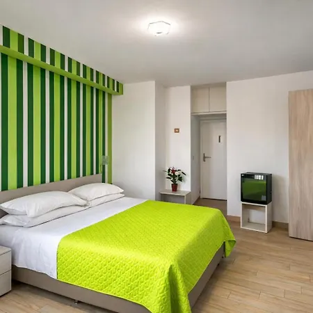 English Inn Rooms-3