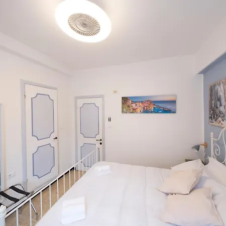 Pippo a Vernazza Rooms-2