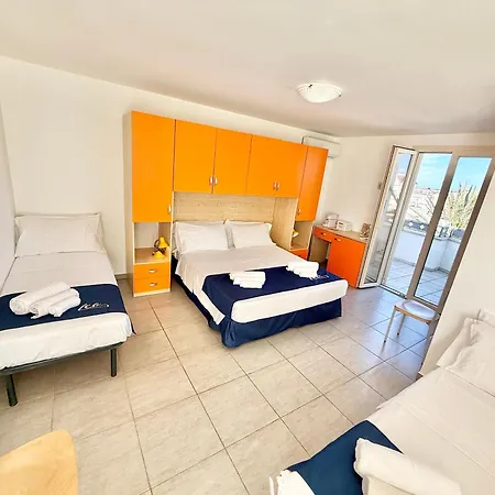 Leo Rooms & Sea-2