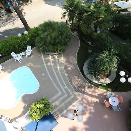 Hotel Kiss-3
