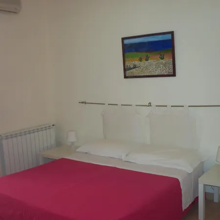 B&B Caravaggio Basic Rooms Near Ortigia-3