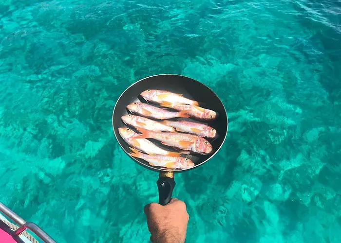Il Cubo, monovano col mare su tre fronti. Favignana
