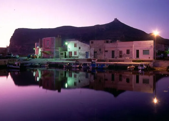 Il Cubo, monovano col mare su tre fronti. Favignana