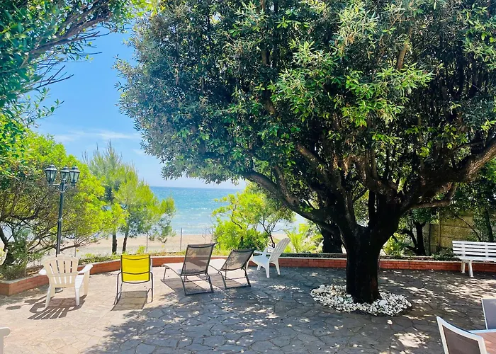 Villa GREG stupenda location sulla spiaggia con accesso diretto al mare Terracina