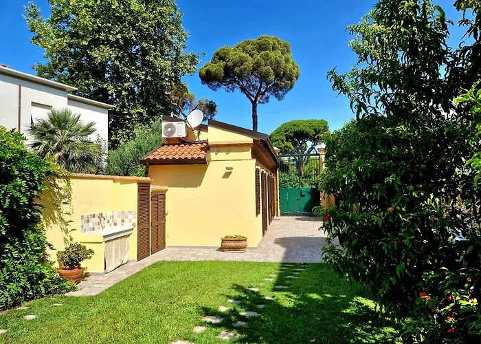 Serra di mare casa con giardino Livorno