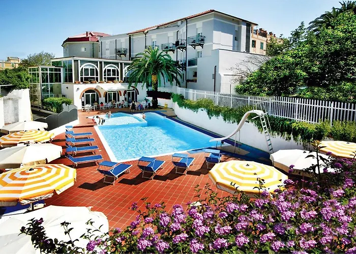 Hotel Riviera 3 Stelle con piscina estiva gratuita e garage a pagamento Spotorno